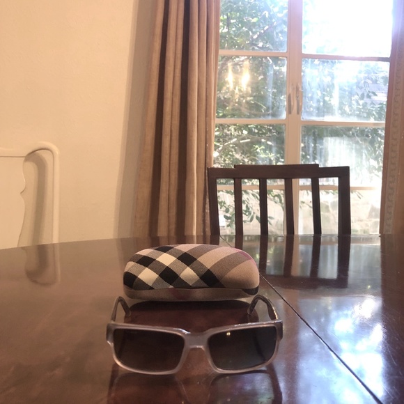 NWOT: Burberry Women's Rectangular Sunglasses - Picture 1 of 2